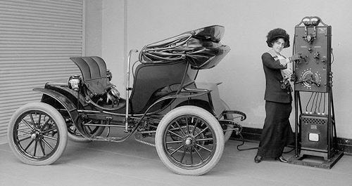 Auto e colonnina ricarica